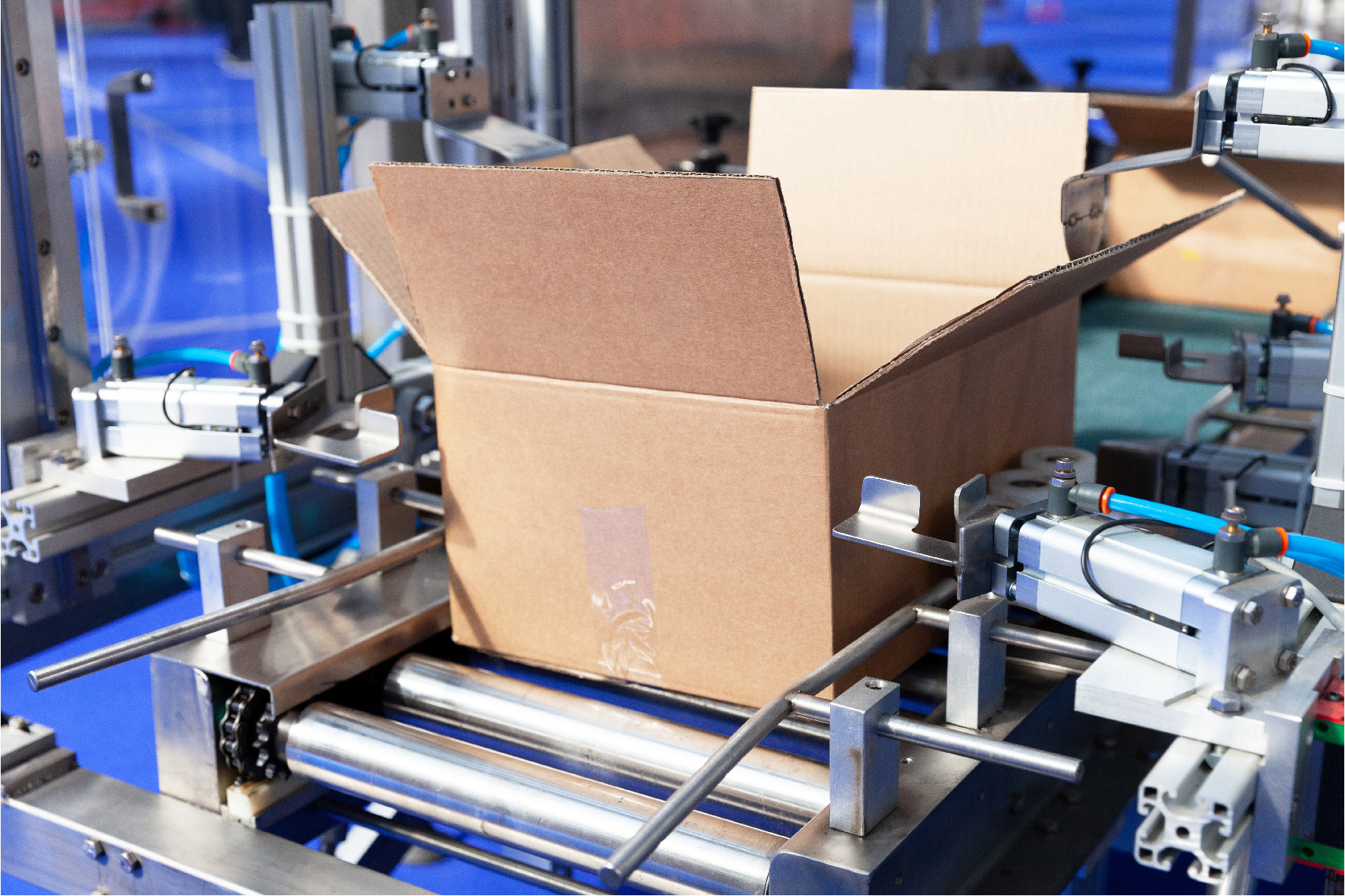 ダンボールの組立・梱包を自動化する製函・封緘機や自動梱包機や緩衝材製造機など梱包作業を大幅に効率化しています。